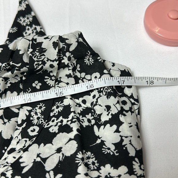 NWT EXPRESS Women’s Sz Medium Black & White V Neck High Low Spaghetti Strap Tank - Picture 12 of 12